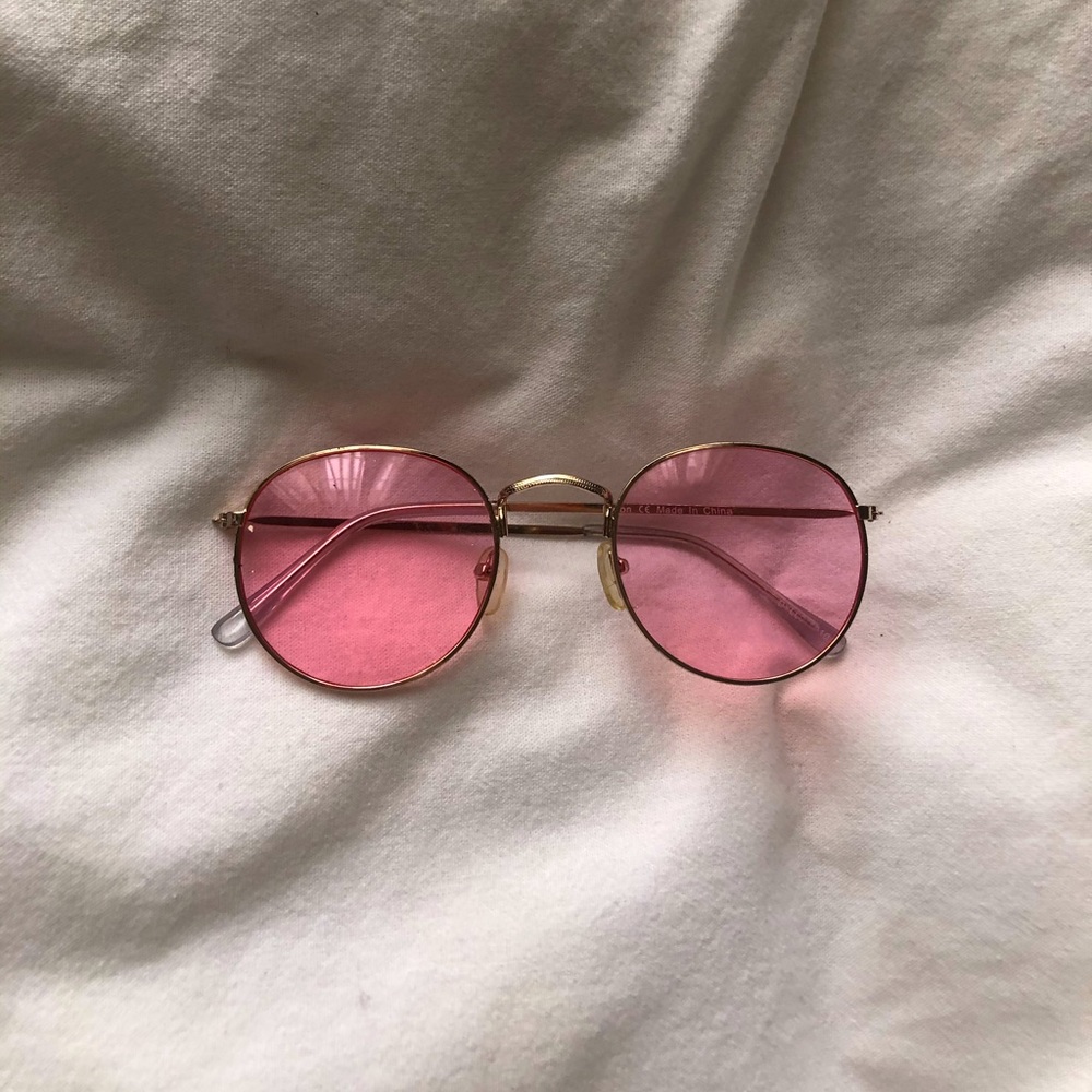 pink tinted sunglasses🏷